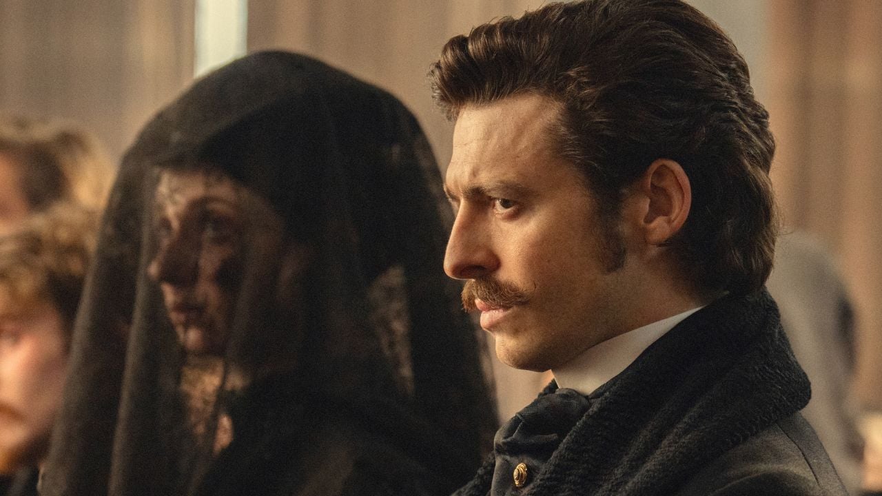 12 ans après Peaky Blinders, la nouvelle série du créateur Stephen Knight débarque sur Netflix. Est-elle à la hauteur ?