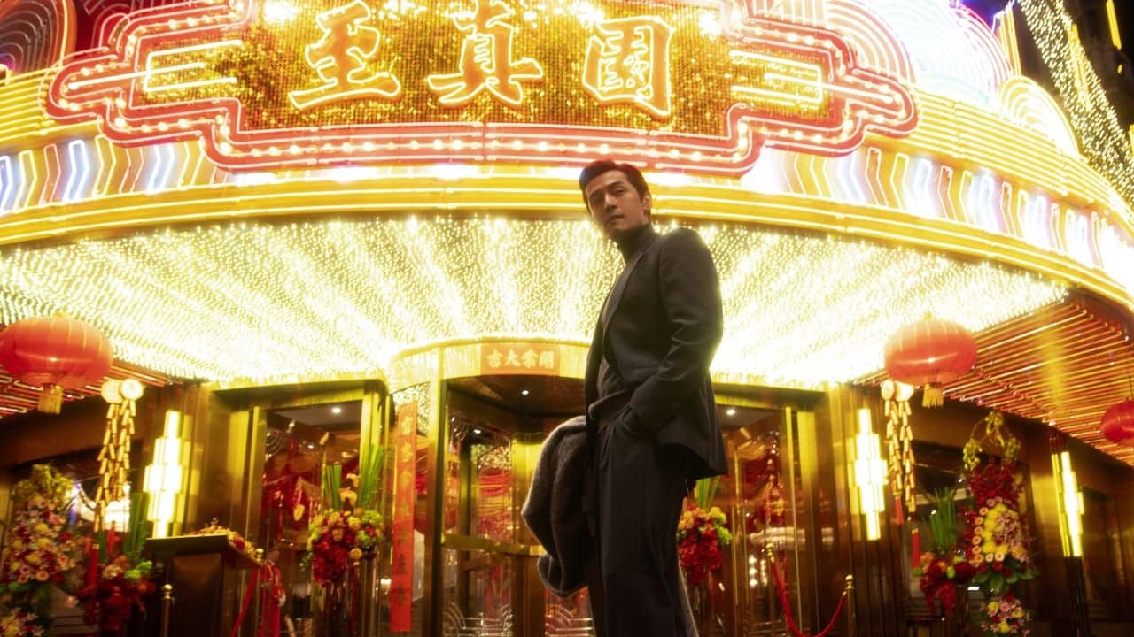 Après 12 ans d’absence, ce réalisateur culte des années 90 dévoile sa toute première série que l’on adore déjà !